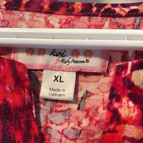 XL Koi Scrub Top - Picture 2 of 4